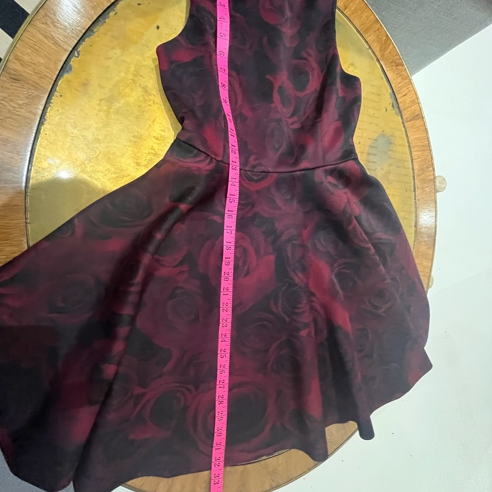RW&CO. Spécial Édition ELLE Wine and Black Rose-Print High-Low Fit & Flare Dress - Picture 13 of 16